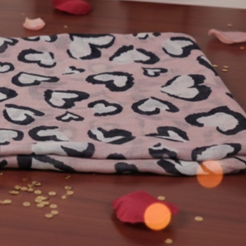 Châle en coton doux – Motifs cœurs élégants