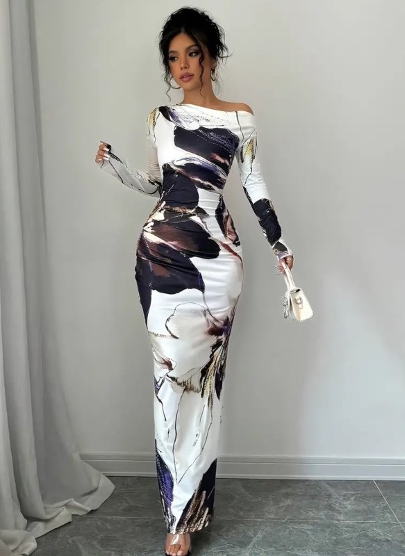 Robe à manches longues avec encolure asymétrique et taille cintrée