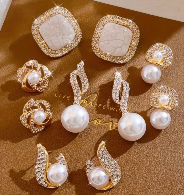 Ensemble de cinq paires de boucles d'oreilles