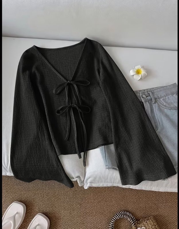 Chemisier court couleur café à manches bouffantes et col cardigan avec nœud et lacet avant