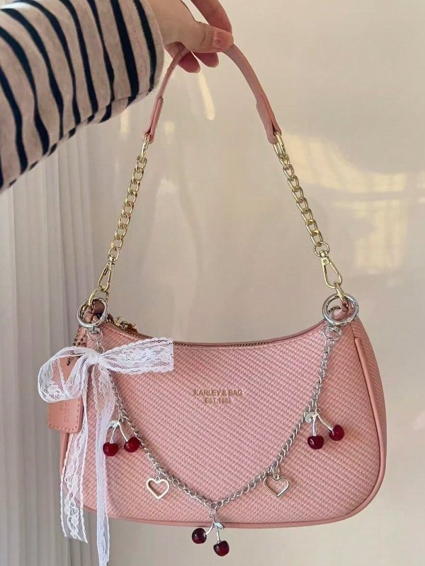 Sac à main rose avec chaîne et breloques
