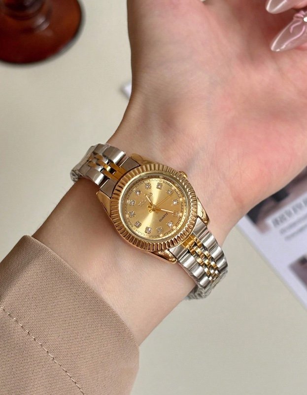Montre femme en alliage à quartz avec cadran rond orné de strass, style rétro britannique, montre de luxe de niche, idéale pour les vacances, les fêtes, les mariages, la rentrée scolaire.