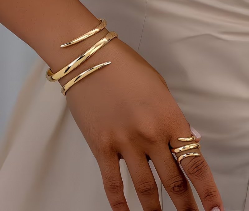 Ensemble de Bijoux pour Femmes : Bracelet Ouvert à Trois Couches Courbées en Acier Inoxydable Doré et Personnalité Simple de Mode Européenne et Américaine + Bague, Luxe Léger Adapté aux Rassemblements Festifs et Accessoires Quotidiens