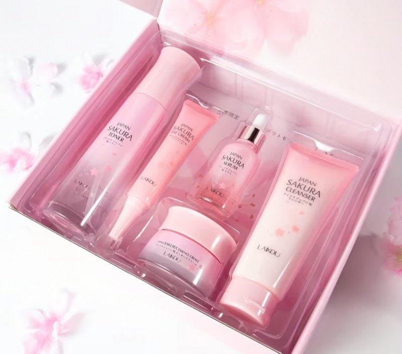 Kit Cadeau de Soins Quotidiens Sakura, Comprend Nettoyant Visage 100g, Tonique 120ml, Sérum 30ml, Crème pour les Yeux 30g, Crème Visage Jour & Nuit 50g, Hydratation Profonde