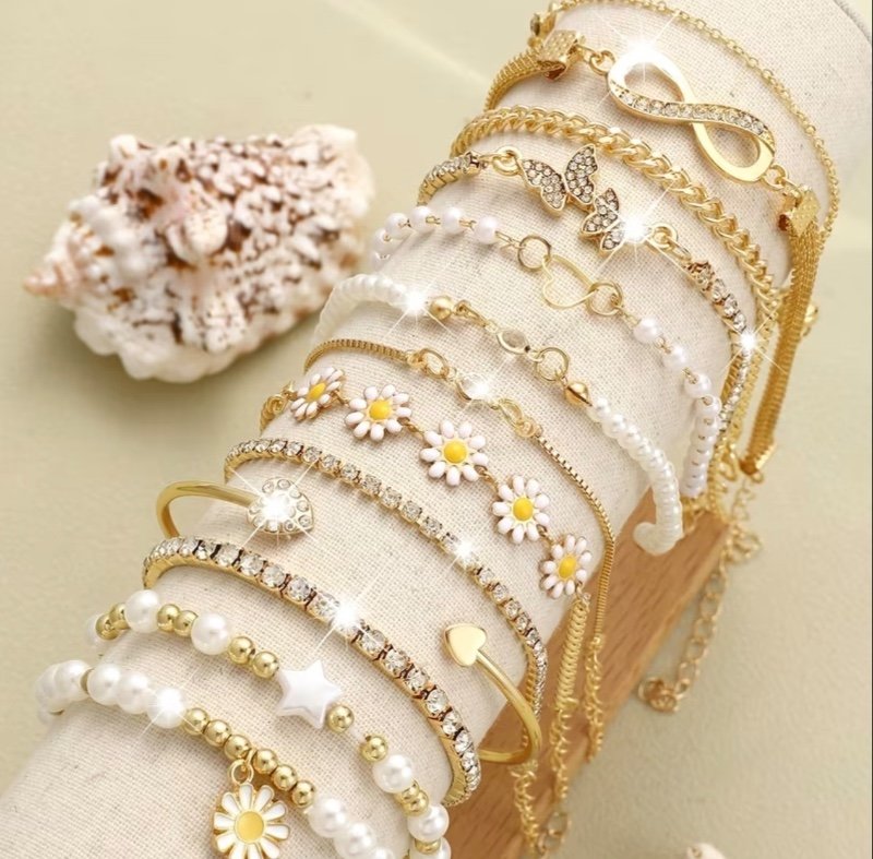 13 Pièces Multi-Couches Empilables Florales, Étoiles, Papillons et Coeurs en Strass Bling-Bling Étincelants Perles Rondeaux Figures Géométriques en Forme de 8 Infini Bracelets à Chaînes Multi-Éléments, Style Bohème Chic, Design Vintage Élégant et Raffiné