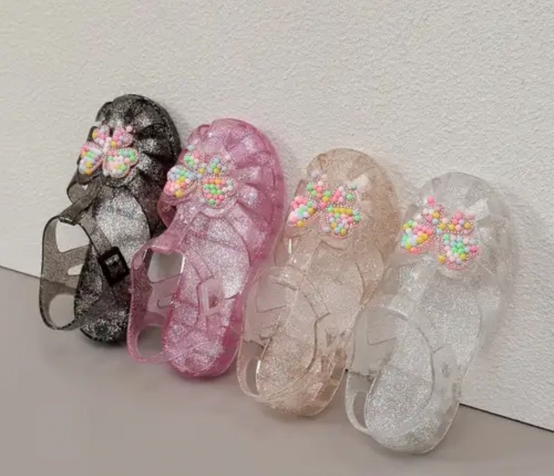 Sandales d'été nouvelles pour filles, à paillettes et papillons, style princesse de luxe léger, chaussures en cristal, sandales légères et respirantes à paillettes, chaussures décontractées pour campus, chaussures de plage pour salle de bain, rentrée scol